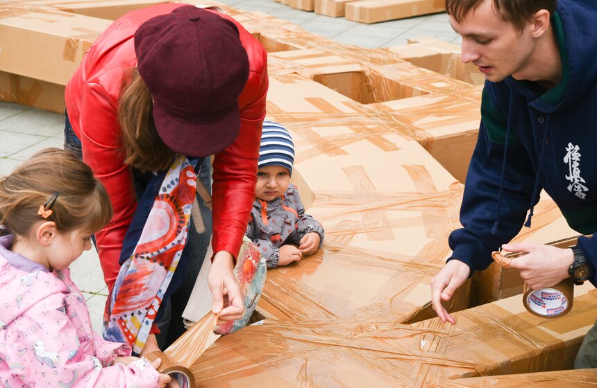 От первой коробки до запуска над водой – организаторам потребовалось пять дней, чтобы воплотить в жизнь свою задумку. И на каждом этапе к ним могли присоединиться все желающие. В день запуска на финальную сборку конструкции записались порядка ста человек. К участию допускались даже самые молодые жители столицы.