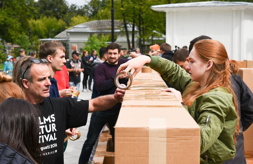 Первую половину дня посетители парка под чутким руководством Гросстета, его помощников и постоянных участников воркшопов скрепляли между собой детали моста.