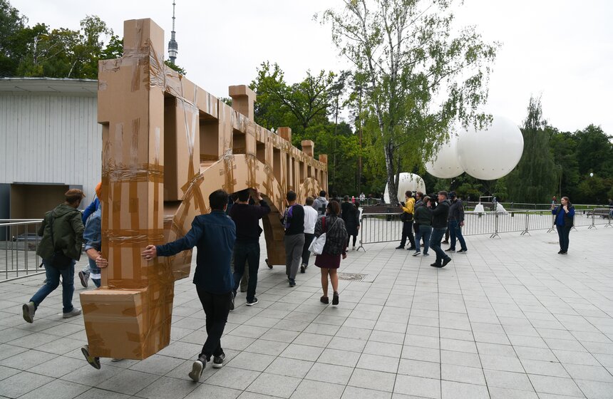 В Доме культуры на ВДНХ мост собирали частями все желающие. По словам организаторов, каждый день на воркшопах было по две группы, в каждой – примерно по 20-30 человек.