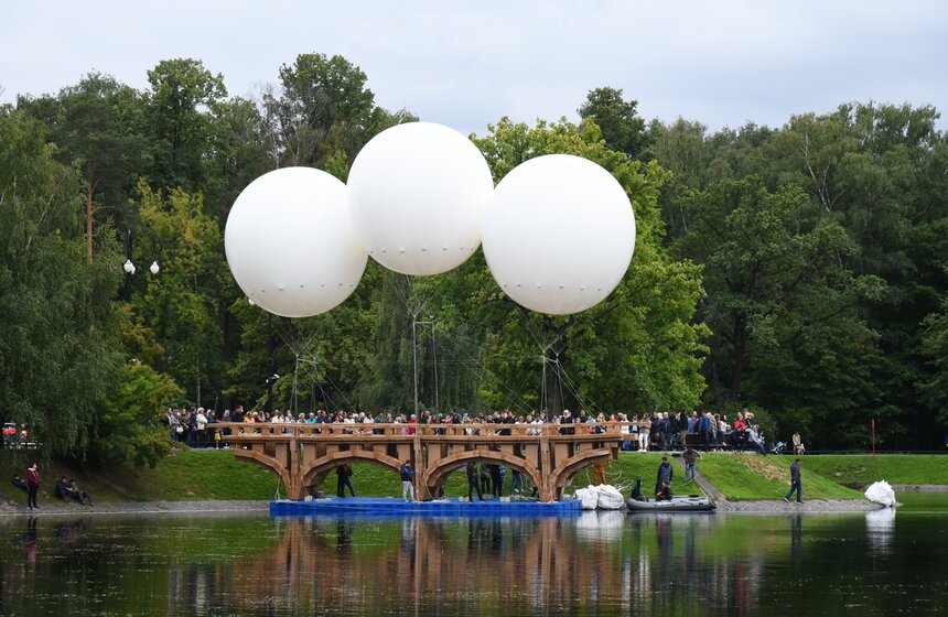 Чтобы закрепить мост в нескольких метрах от земли, вдоль берега создали несколько опорных точек. На взлете моста мероприятие не закончилось. После красивого зрелища организаторам понадобилось время, чтобы уже в воздухе выровнять конструкцию.