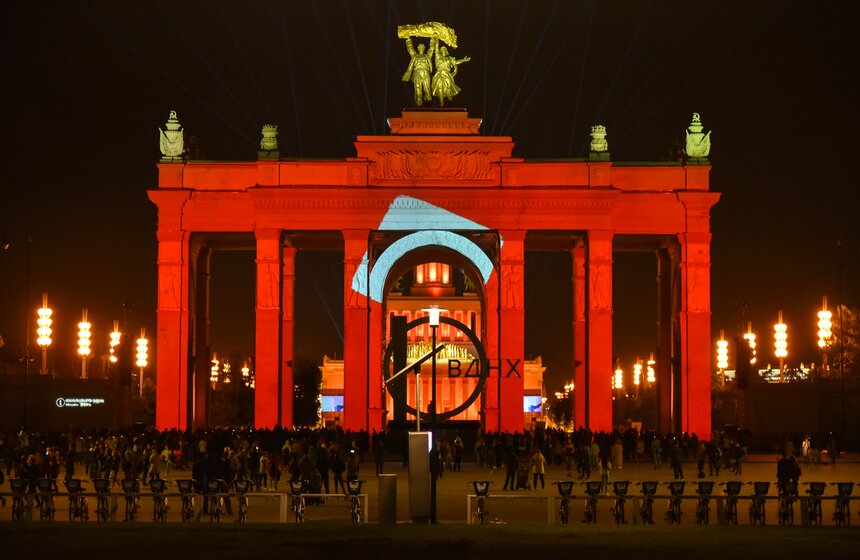 Горожане смогут наблюдать световое шоу на ВДНХ до конца недели 13 фото