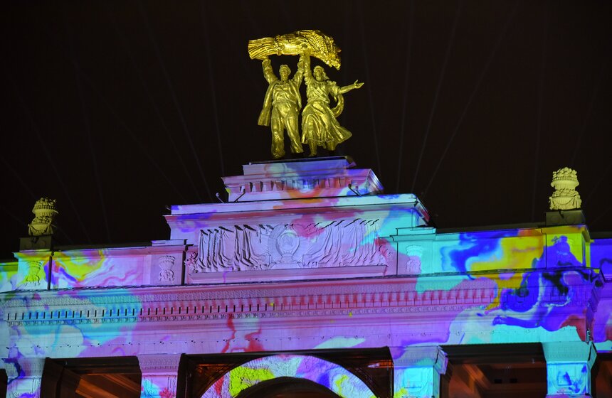 Горожане смогут наблюдать световое шоу на ВДНХ до конца недели 8 фото