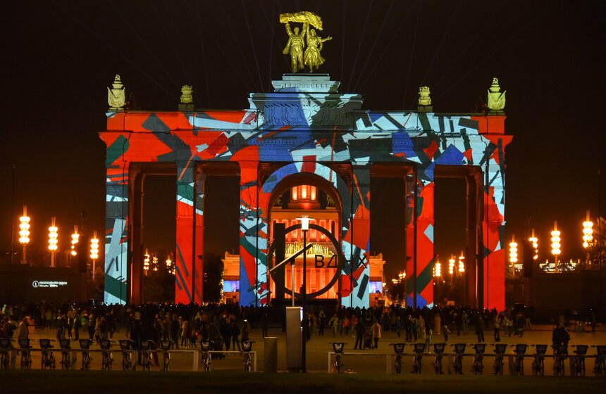 Горожане смогут наблюдать световое шоу на ВДНХ до конца недели 14 фото