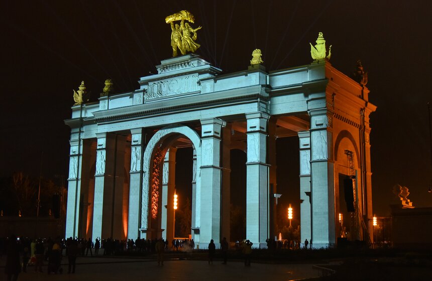 Горожане смогут наблюдать световое шоу на ВДНХ до конца недели 9 фото