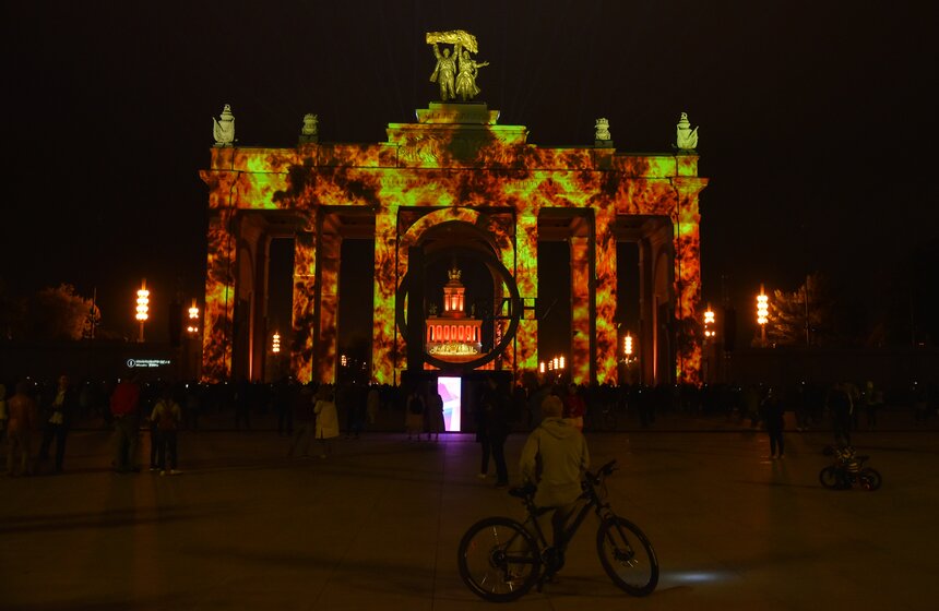 Горожане смогут наблюдать световое шоу на ВДНХ до конца недели 6 фото