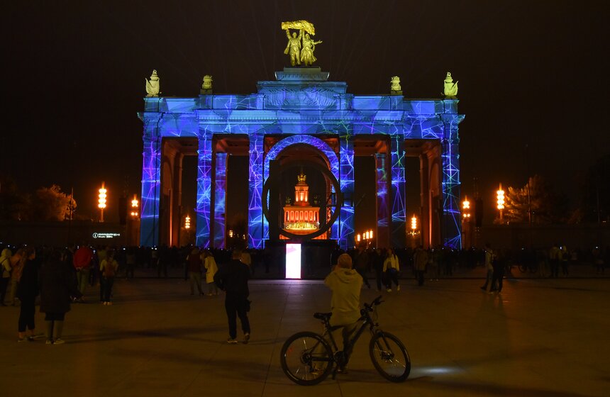 Горожане смогут наблюдать световое шоу на ВДНХ до конца недели 7 фото