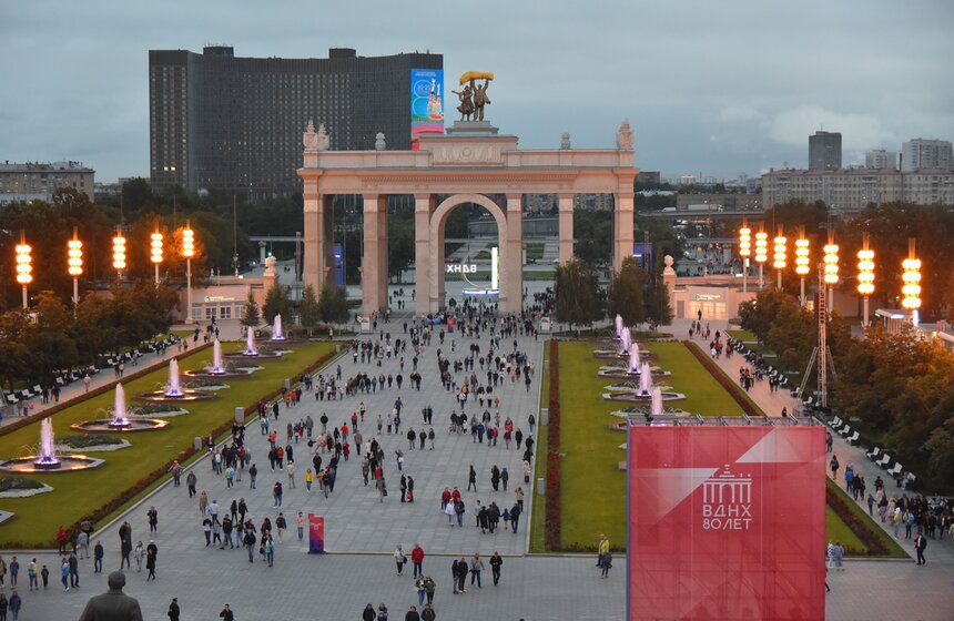 Горожане смогут наблюдать световое шоу на ВДНХ до конца недели 3 фото