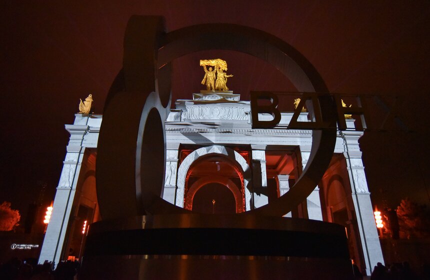 Горожане смогут наблюдать световое шоу на ВДНХ до конца недели 4 фото