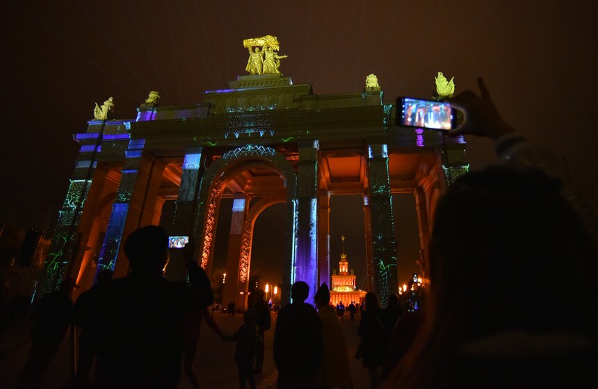 Горожане смогут наблюдать световое шоу на ВДНХ до конца недели 11 фото