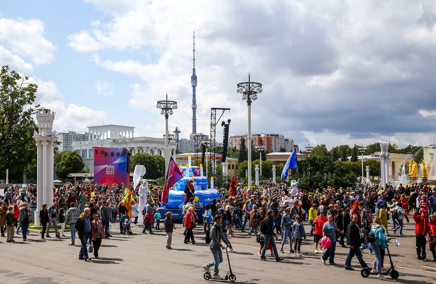 Осьминоги, крабы и рыбы на суше. "Москвариум" поздравил ВДНХ карнавалом 15 фото