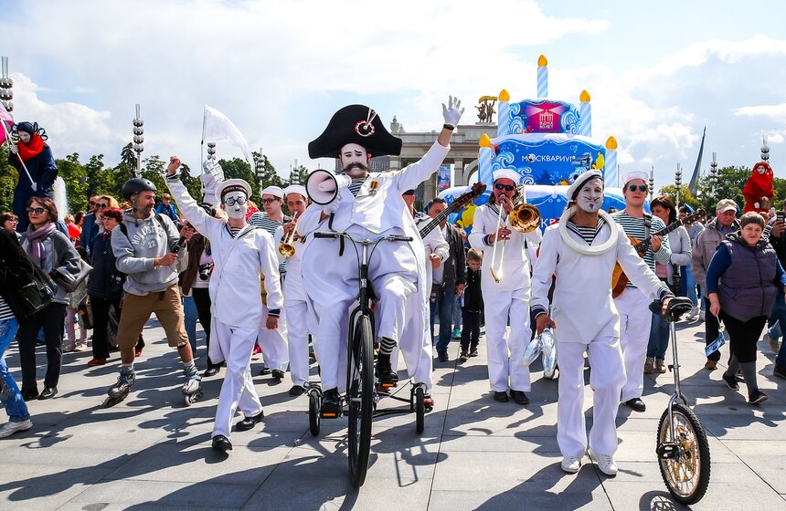 Осьминоги, крабы и рыбы на суше. "Москвариум" поздравил ВДНХ карнавалом 14 фото