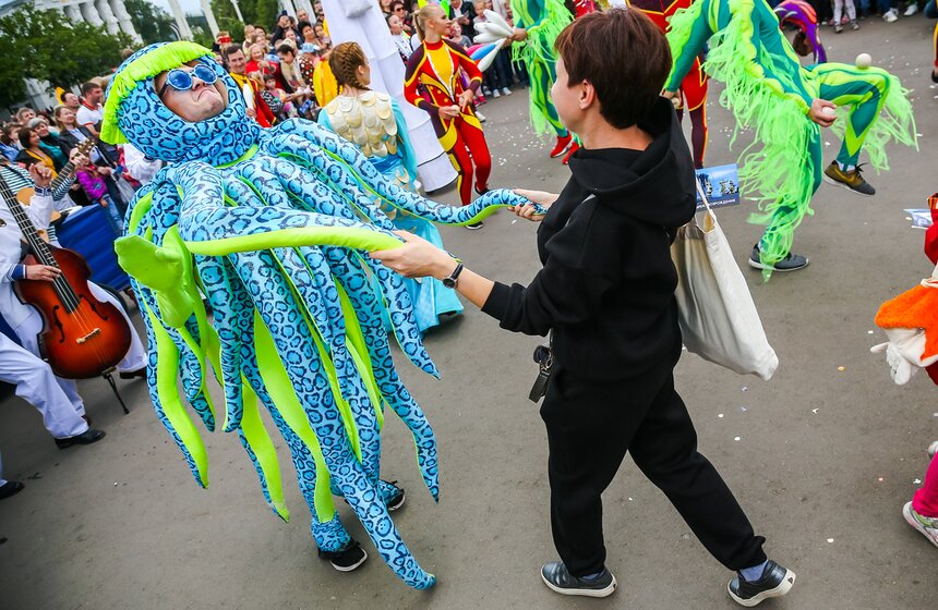 Осьминоги, крабы и рыбы на суше. "Москвариум" поздравил ВДНХ карнавалом 20 фото