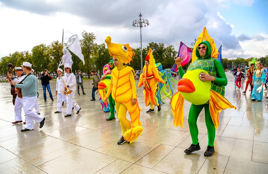Осьминоги, крабы и рыбы на суше. "Москвариум" поздравил ВДНХ карнавалом 1 фото