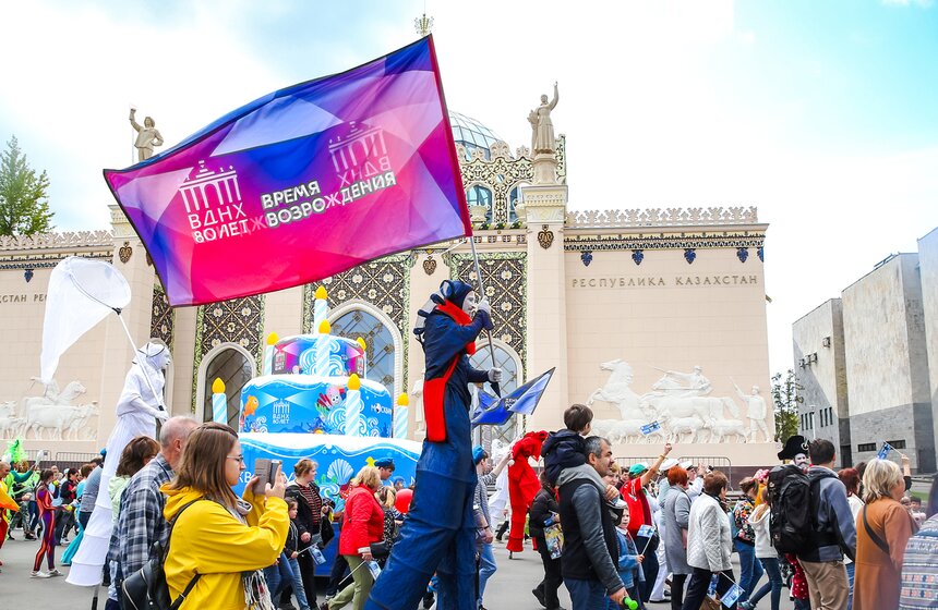 Осьминоги, крабы и рыбы на суше. "Москвариум" поздравил ВДНХ карнавалом 21 фото