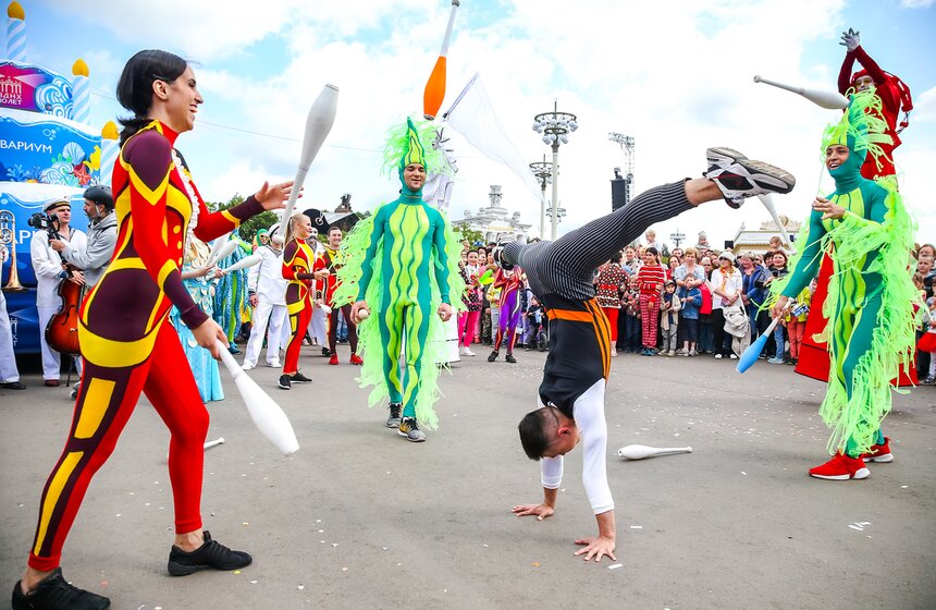 Осьминоги, крабы и рыбы на суше. "Москвариум" поздравил ВДНХ карнавалом 18 фото