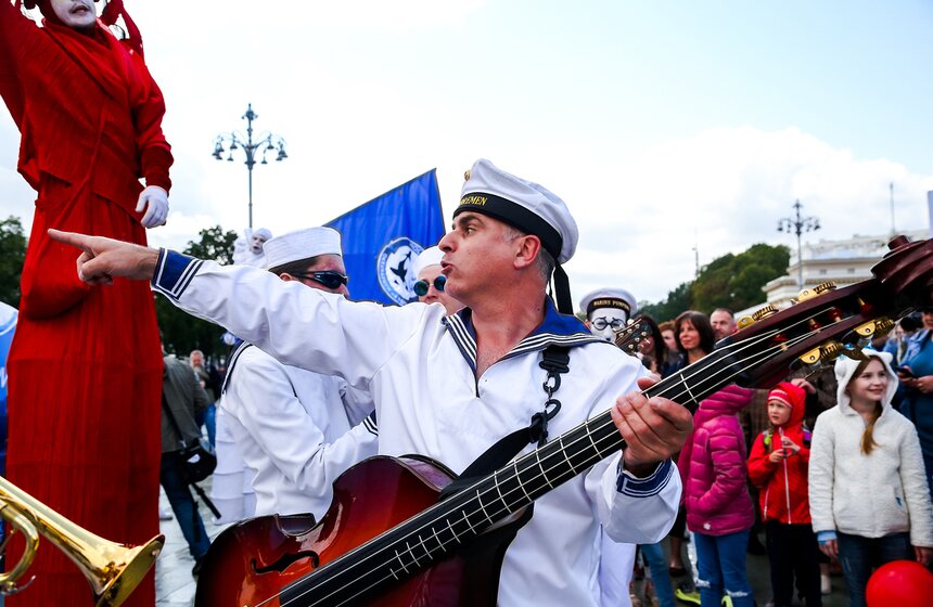 Осьминоги, крабы и рыбы на суше. "Москвариум" поздравил ВДНХ карнавалом 9 фото