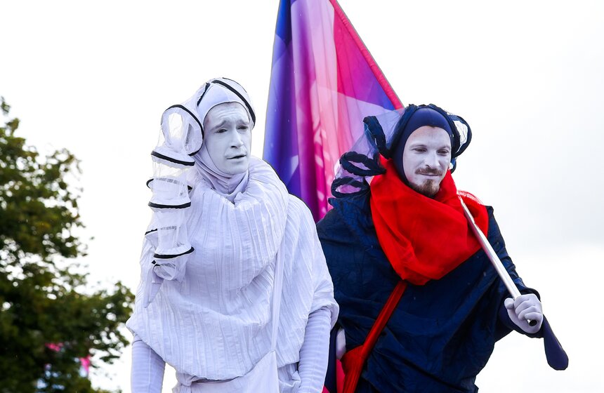 Осьминоги, крабы и рыбы на суше. "Москвариум" поздравил ВДНХ карнавалом 8 фото