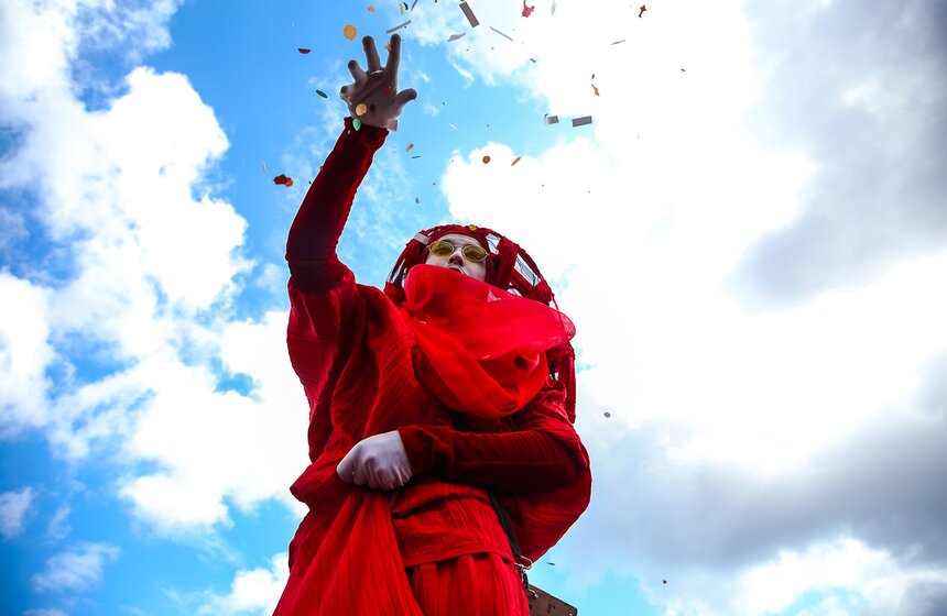 Осьминоги, крабы и рыбы на суше. "Москвариум" поздравил ВДНХ карнавалом 17 фото