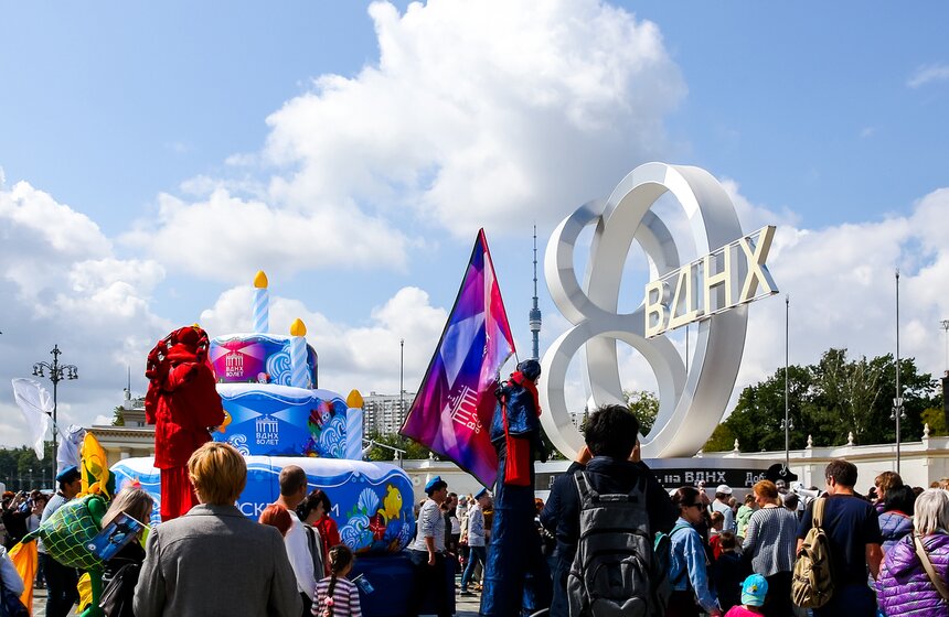 Осьминоги, крабы и рыбы на суше. "Москвариум" поздравил ВДНХ карнавалом 11 фото