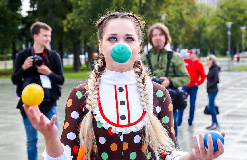 Осьминоги, крабы и рыбы на суше. "Москвариум" поздравил ВДНХ карнавалом 6 фото
