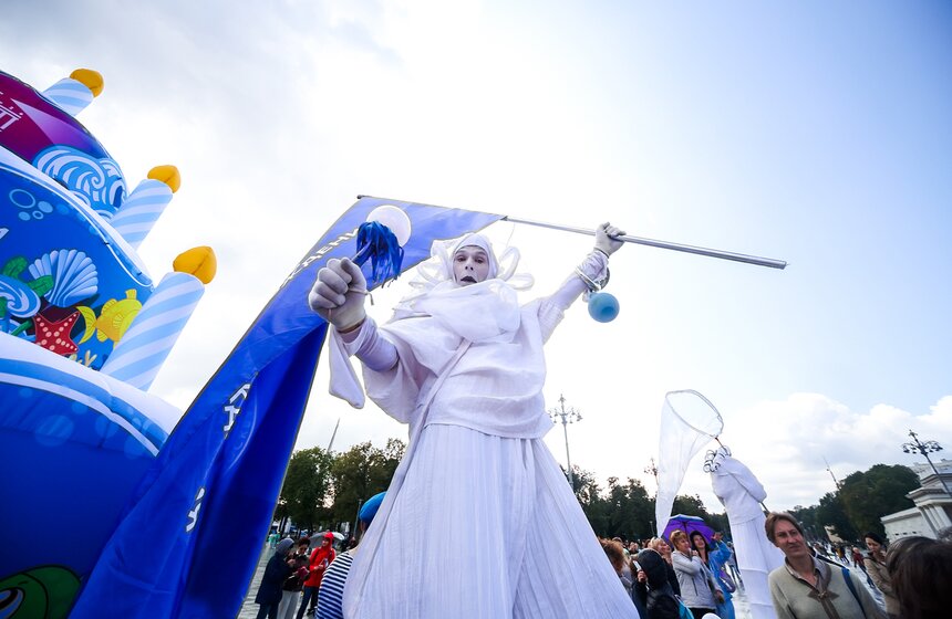 Осьминоги, крабы и рыбы на суше. "Москвариум" поздравил ВДНХ карнавалом 10 фото