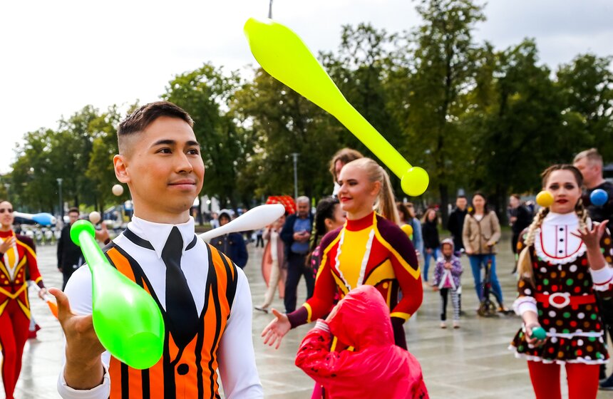 Осьминоги, крабы и рыбы на суше. "Москвариум" поздравил ВДНХ карнавалом 4 фото