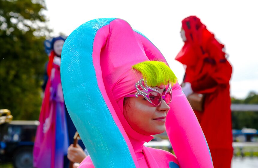 Осьминоги, крабы и рыбы на суше. "Москвариум" поздравил ВДНХ карнавалом 5 фото