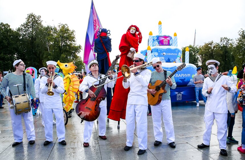 Осьминоги, крабы и рыбы на суше. "Москвариум" поздравил ВДНХ карнавалом 7 фото