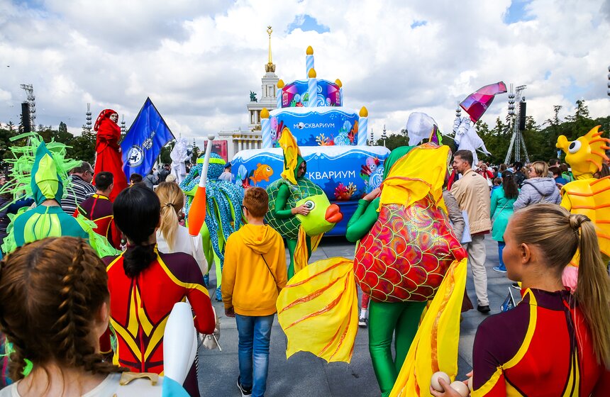 Осьминоги, крабы и рыбы на суше. "Москвариум" поздравил ВДНХ карнавалом 12 фото