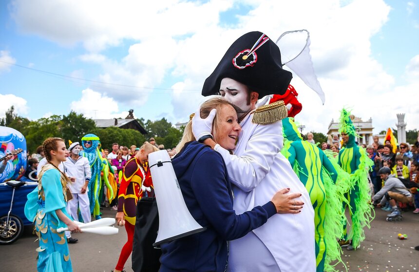 Осьминоги, крабы и рыбы на суше. "Москвариум" поздравил ВДНХ карнавалом 19 фото