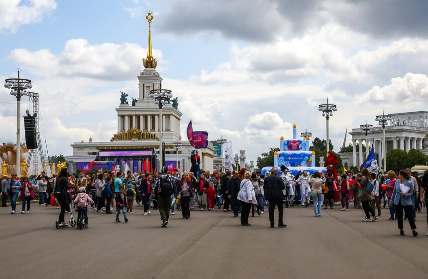 Осьминоги, крабы и рыбы на суше. "Москвариум" поздравил ВДНХ карнавалом 22 фото