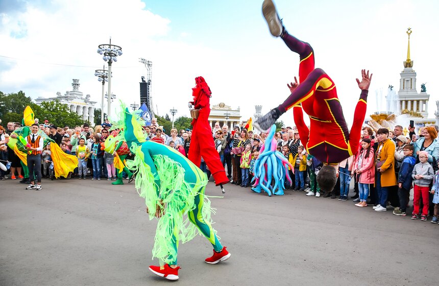 Осьминоги, крабы и рыбы на суше. "Москвариум" поздравил ВДНХ карнавалом 16 фото