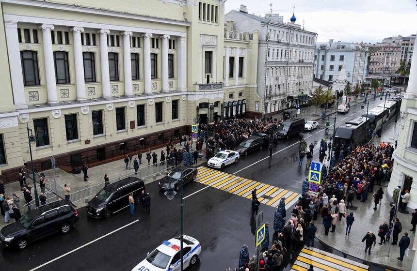 Благодарственные овации звучали до конца траурной процессии