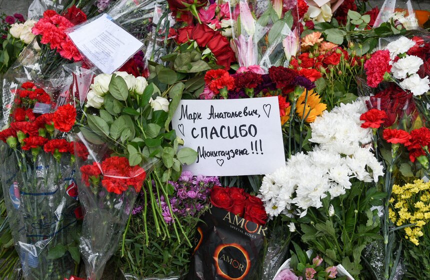 Москвичи оставляли записки, в которых благодарили Марка Захарова за творчество