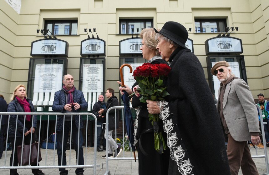 Отдать дань уважения режиссеру пришла актриса Вера Васильева