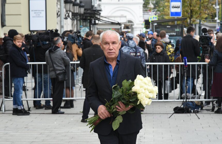 Актер Сергей Гармаш появился на церемонии прощания с Захаровым с букетом белых роз