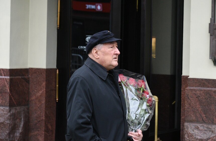 Проститься с режиссером пришел актер Малого театра Борис Клюев