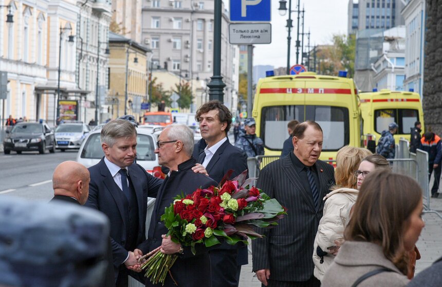 На прощании с режиссером присутствовали руководитель департамента культуры Москвы Александр Кибовский, председатель комиссии Мосгордумы по культуре и массовым коммуникациям Евгений Герасимов, актер Александр Лазарев-младший и директор театра "Ленком" Марк Варшавер
