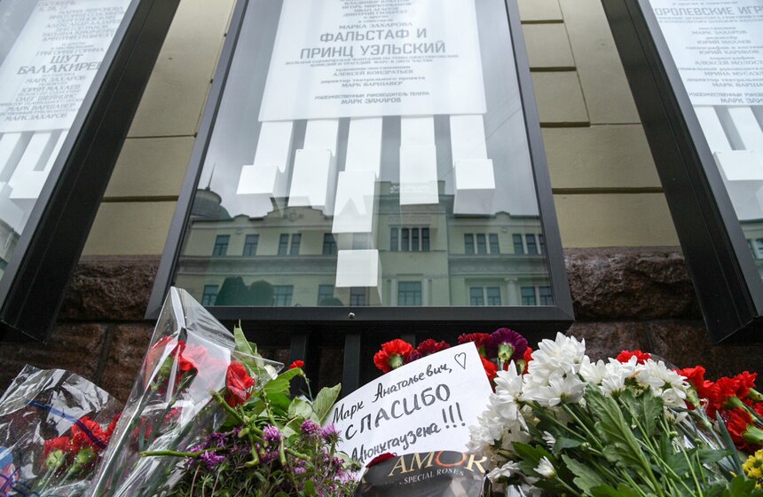 Поклонники возлагали букеты цветов даже около афиш при входе в театр