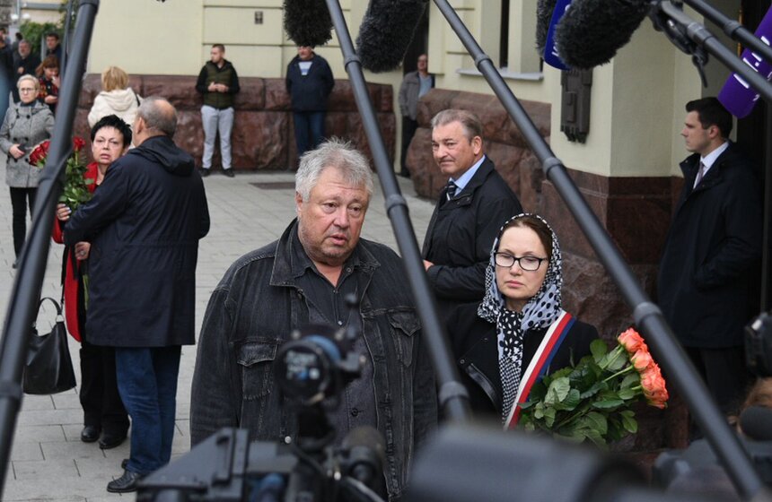 Актер "Ленкома" Сергей Степанченко пришел на траурную церемонию с супругой Ириной