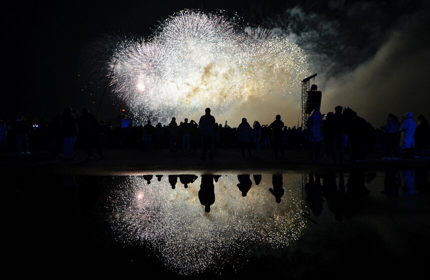 20 сентября на Гребном канале открылся Московский международный фестиваль "Круг света". Зрители увидели мультимедийный световой мюзикл "Семь нот" и 15-минутное музыкально-пиротехническое шоу.