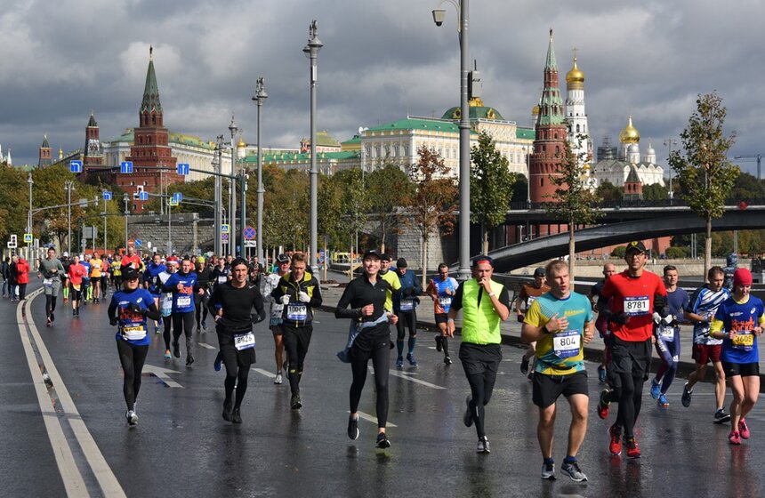 22 сентября в Москве прошел самый массовый забег столицы – "Абсолют Московский марафон" на дистанции 42,2 километра и 10 километров. Маршруты пролегали по набережным Москвы-реки, по Садовому и Бульварному кольцам, через Крымский мост, по Тверской улице и Театральному проезду, и под стенами Кремля. Во время забега участники смогли увидеть главные достопримечательности города: небоскребы "Москва-Сити", Белый дом, четыре сталинские высотки, Большой театр, здание ФСБ, Политехнический музей, Кремль и храм Христа Спасителя. Всего в забегах приняли участие свыше 33 тысяч человек из 85 стран мира. Победу в марафонском забеге одержал Искандер Ядгаров с результатом 2 часа 18 минут 2 секунды, лидером среди женщин стала Марина Ковалева – 2 часа 29 минут 26 секунд.