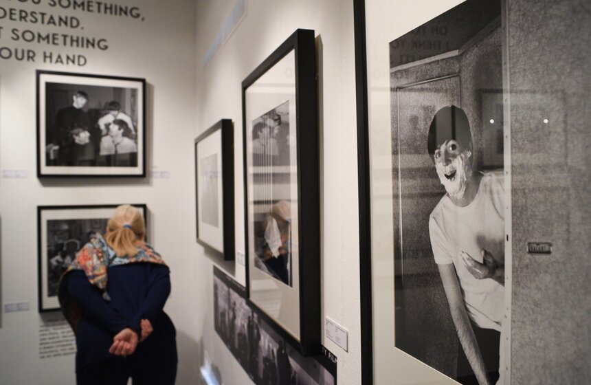 Центр фотографии имени братьев Люмьер открыл первую в России выставку фотожурналиста Гарри Бенсона, который работал с The Beatles с 1964 по 1966 год. Основу выставки составляют фотографии музыкальной группы. Также там можно увидеть знаменитый "Поцелуй супругов Клинтон", танец четы Рейган и выпрыгивающего из воды Арнольда Шварценеггера.