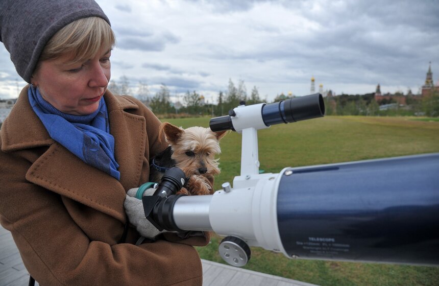 25 сентября в парке "Зарядье" установили два больших телескопа. Через них можно было в деталях рассмотреть поверхность Солнца. А 27 сентября в парке можно было посетить вечерние наблюдения, посвященные Луне, Сатурну и Юпитеру. Акцию приурочили к 90-летнему юбилею Московского планетария.