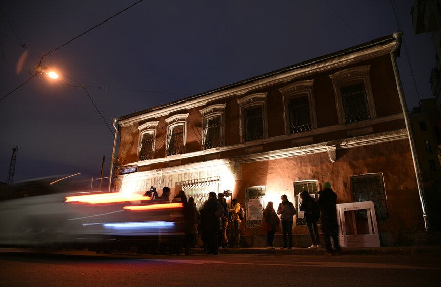 Отреставрированную вывеску "Стрелецкая пекарня" открыли в Костянском переулке 10 фото