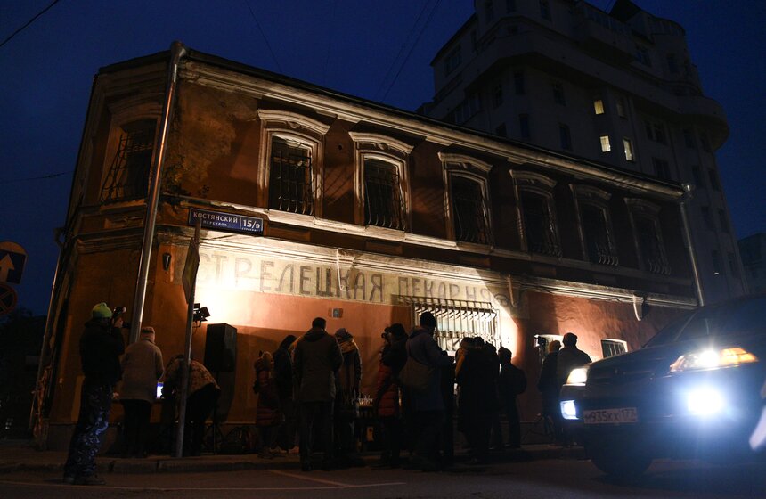 Отреставрированную вывеску "Стрелецкая пекарня" открыли в Костянском переулке 5 фото