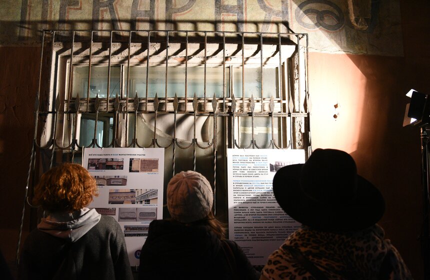 Отреставрированную вывеску "Стрелецкая пекарня" открыли в Костянском переулке 3 фото