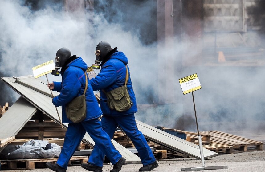 Крупномасштабные учения состоялись на "Московском хладокомбинате № 9" на северо-востоке Москвы. Они были приурочены к 87-й годовщине со дня образования Гражданской обороны России. По легенде в помещении компрессорного цеха из-за нарушения технологического процесса был поврежден транзитный трубопровод с аммиаком. В результате произошли выброс аварийно химически опасных веществ (АХОВ), разгерметизация корпуса технологического оборудования и частичное обрушение перекрытия. Во время учений были продемонстрированы новая техника, огнетушащие вещества и тактические приемы при ликвидации условной ЧС техногенного характера на химически опасном объекте.