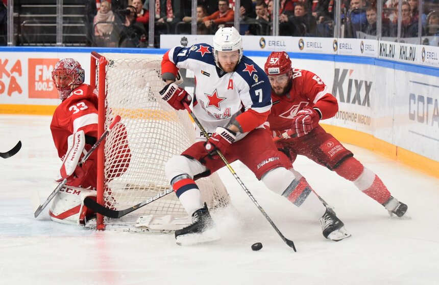 1 октября на арене "Парк Легенд" состоялось ледовое дерби между московским "Спартаком" и столичным ЦСКА. Встреча в рамках регулярного чемпионата Континентальной хоккейной лиги (КХЛ) закончилась со счетом 3:9. В составе армейцев хет-триком отметился Кирилл Капризов, дубль на счету Михаила Григоренко, еще по одной шайбе забросили Линден Вей, Сергей Калинин, Константин Окулов и Иржи Секач. У "Спартака" отличились Дмитрий Вишневский, Андрей Гончаров и Мартиньш Карсумс. Для ЦСКА эта победа стала седьмой подряд в КХЛ. "Спартак" же, наоборот, прервал двухматчевую победную серию.