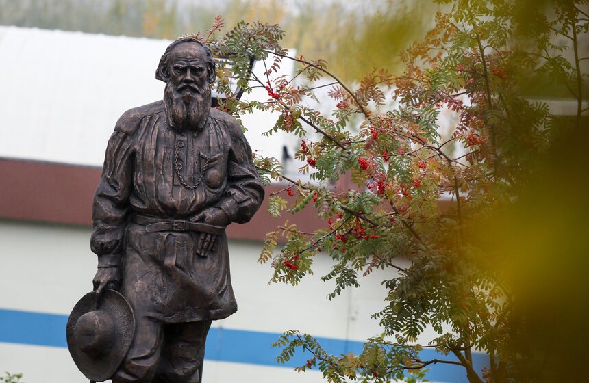 На территории МГИМО ко дню рождения Льва Толстого открыли памятник писателю и посвященную ему выставку "Дипломатия добра". Открытие также посетили потомки великого писателя: вице-спикер Госдумы Петр Толстой и советник президента по культуре Владимир Толстой.